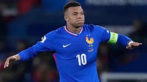 39岁老将詹姆斯再创佳绩，连续三场成就“三双”壮举